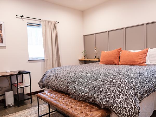 Beautiful apartment, king size bed, and fast WiFi! Unit B