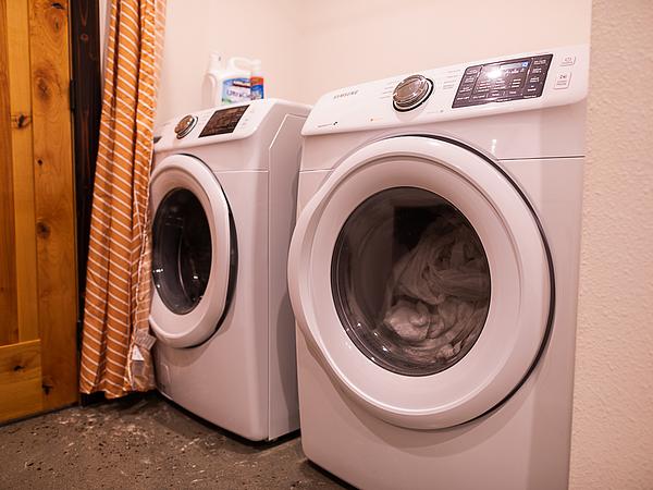 Beautiful apartment, king size bed, and fast WiFi! Unit B