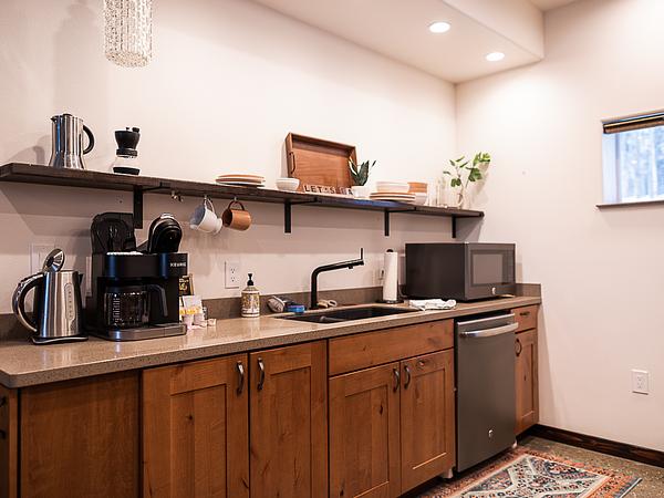 Beautiful apartment, king size bed, and fast WiFi! Unit B