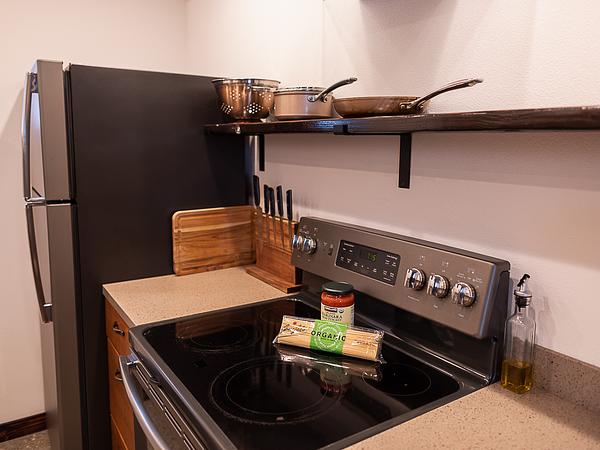 Beautiful apartment, king size bed, and fast WiFi! Unit B