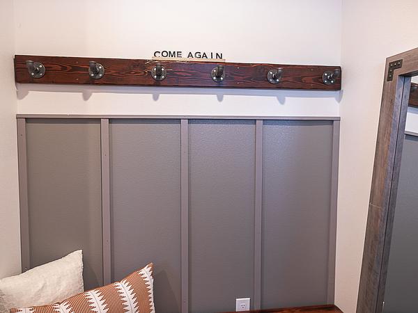 Beautiful apartment, king size bed, and fast WiFi! Unit B