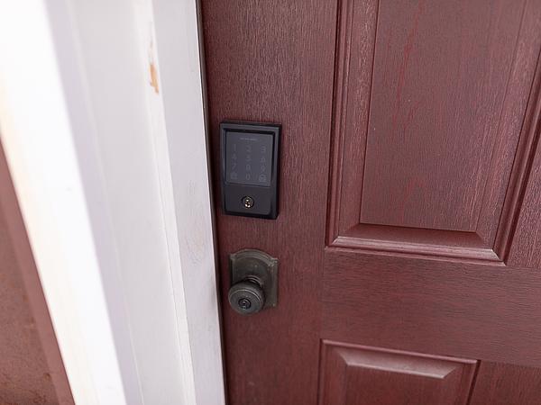 Beautiful apartment, king size bed, and fast WiFi! Unit B