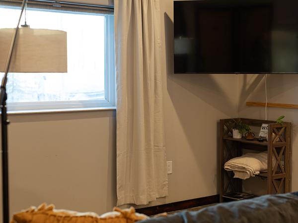 Beautiful apartment, king size bed, and fast WiFi! Unit A